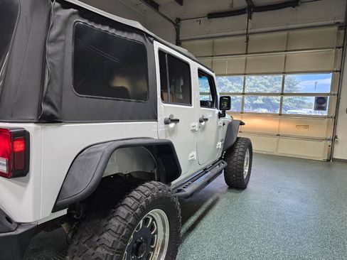 Used 2018 Jeep Wrangler Unlimited Sport w/ Connectivity Group AWD/4WD image 7