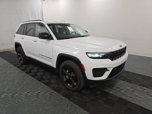 Used 2023 Jeep Grand Cherokee Altitude AWD/4WD image 1
