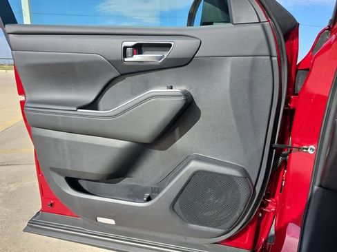 New 2025 Toyota Highlander XLE image 28