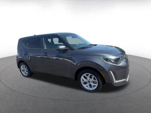 Used 2025 Kia Soul LX w/ LX Technology Package FWD image 2