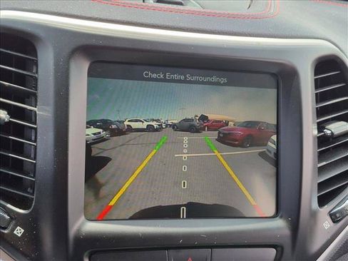 Used 2017 Jeep Cherokee Trailhawk w/ Comfort/Convenience Group AWD/4WD image 12