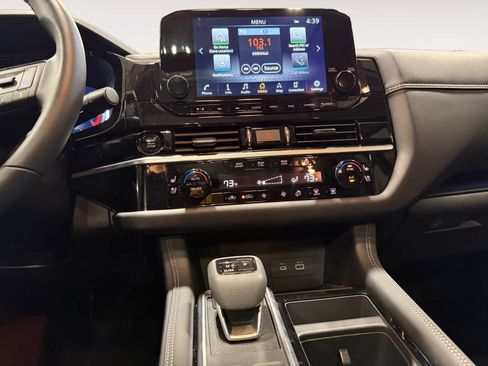 Used 2025 Nissan Pathfinder Platinum image 12