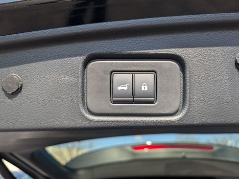 Used 2025 Nissan Pathfinder SV w/ SV Premium Package image 6