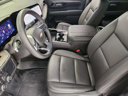 Used 2025 Chevrolet Suburban LT AWD/4WD image 13