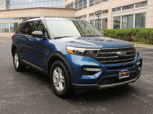 Used 2021 Ford Explorer XLT w/ Equipment Group 202A AWD/4WD image 1