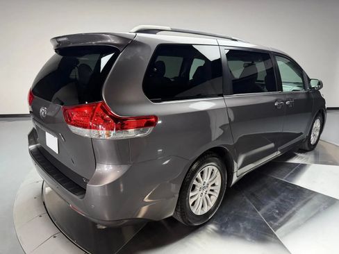 Used 2014 Toyota Sienna XLE FWD image 2