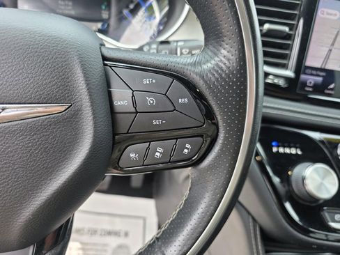 Used 2021 Chrysler Pacifica Limited w/ S Appearance Package FWD image 18
