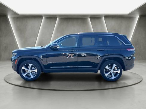 Used 2023 Jeep Grand Cherokee Limited AWD/4WD image 4
