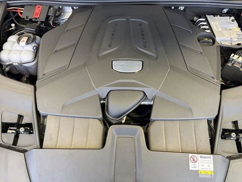 Used 2023 Porsche Cayenne Platinum Edition AWD/4WD image 26