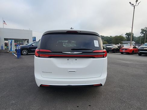 Used 2025 Chrysler Pacifica Select FWD image 4