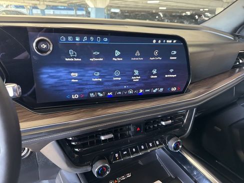 Used 2025 Chevrolet Suburban Premier image 8