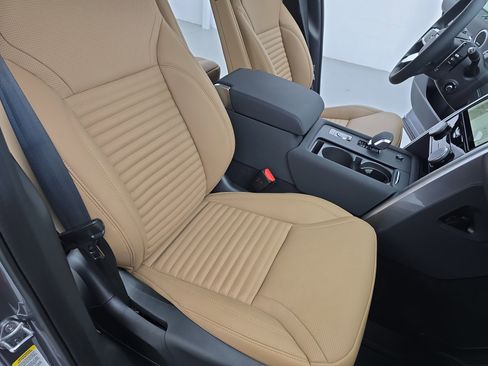 Used 2025 Land Rover Discovery Dynamic SE image 10