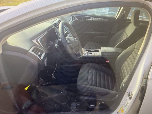 Used 2019 Ford Fusion SE FWD image 7
