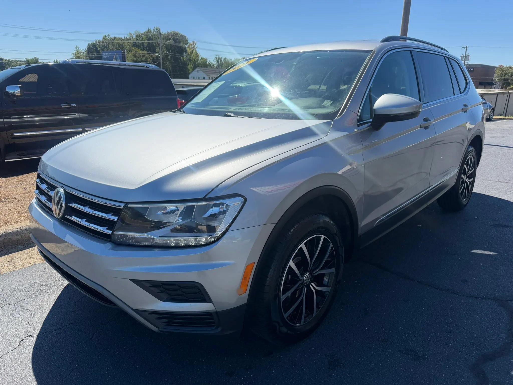 Used 2021 Volkswagen Tiguan SE FWD image 3