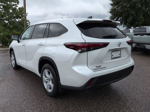 Certified 2024 Toyota Highlander LE FWD image 4