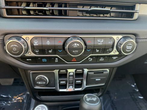 Used 2025 Jeep Wrangler Unlimited Sahara w/ Safety Group AWD/4WD image 19