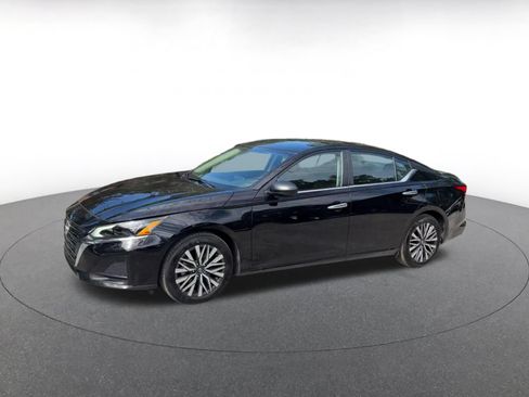 Used 2025 Nissan Altima 2.5 SV FWD image 7