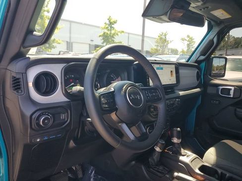 Certified 2024 Jeep Wrangler Unlimited w/ Convenience Group AWD/4WD image 19