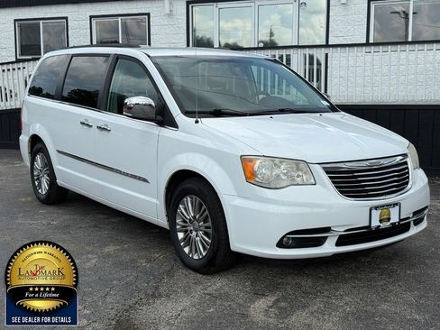 Used 2015 Chrysler Town & Country Touring-L w/ Driver Convenience Group FWD image 3