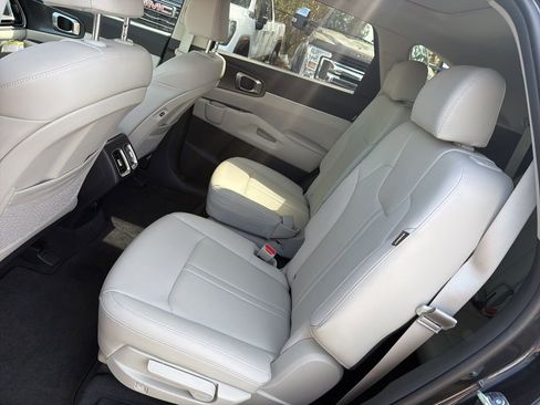 Certified 2025 Kia Sorento EX w/ Panoramic Sunroof Package FWD image 24