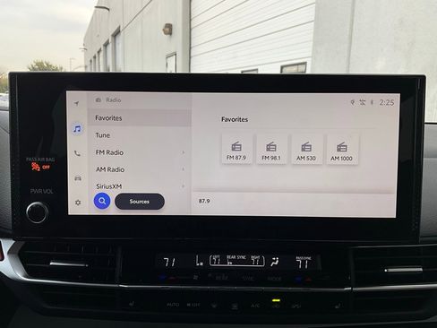 Used 2025 Toyota Sienna XLE image 33