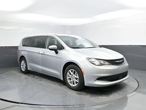 Used 2023 Chrysler Voyager LX FWD image 4