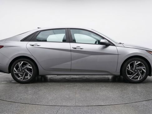 Used 2025 Hyundai Elantra SEL FWD image 11