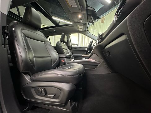 Used 2022 Ford Explorer XLT w/ Equipment Group 202A AWD/4WD image 25