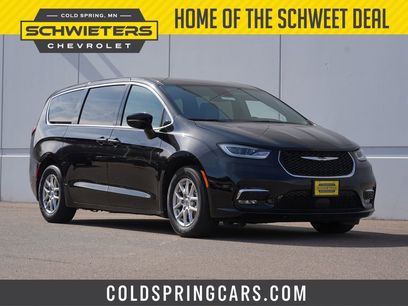 Used 2025 Chrysler Pacifica Select