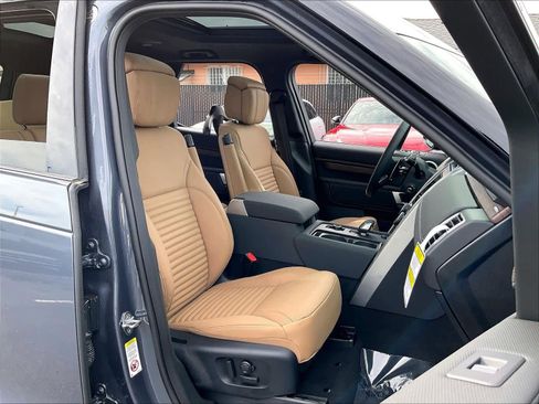 New 2026 Land Rover Discovery Dynamic SE image 31