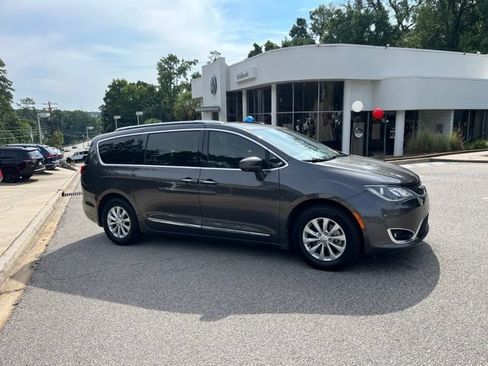 Used 2019 Chrysler Pacifica Touring-L w/ Advanced Safetytec Group FWD image 2