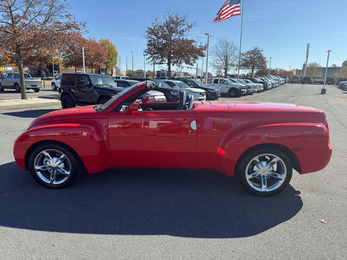 Used 2005 Chevrolet SSR w/ Preferred Equipment Group image 4