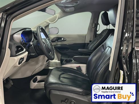 Used 2022 Chrysler Pacifica Touring-L image 9