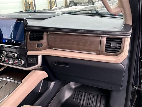 Used 2022 Ford Expedition Limited image 17