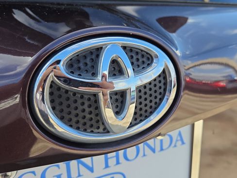 Used 2018 Toyota RAV4 LE image 17