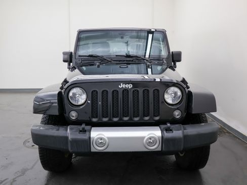 Used 2015 Jeep Wrangler Unlimited Sahara w/ Connectivity Group AWD/4WD image 9