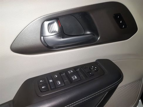 Used 2024 Chrysler Pacifica Touring-L image 19