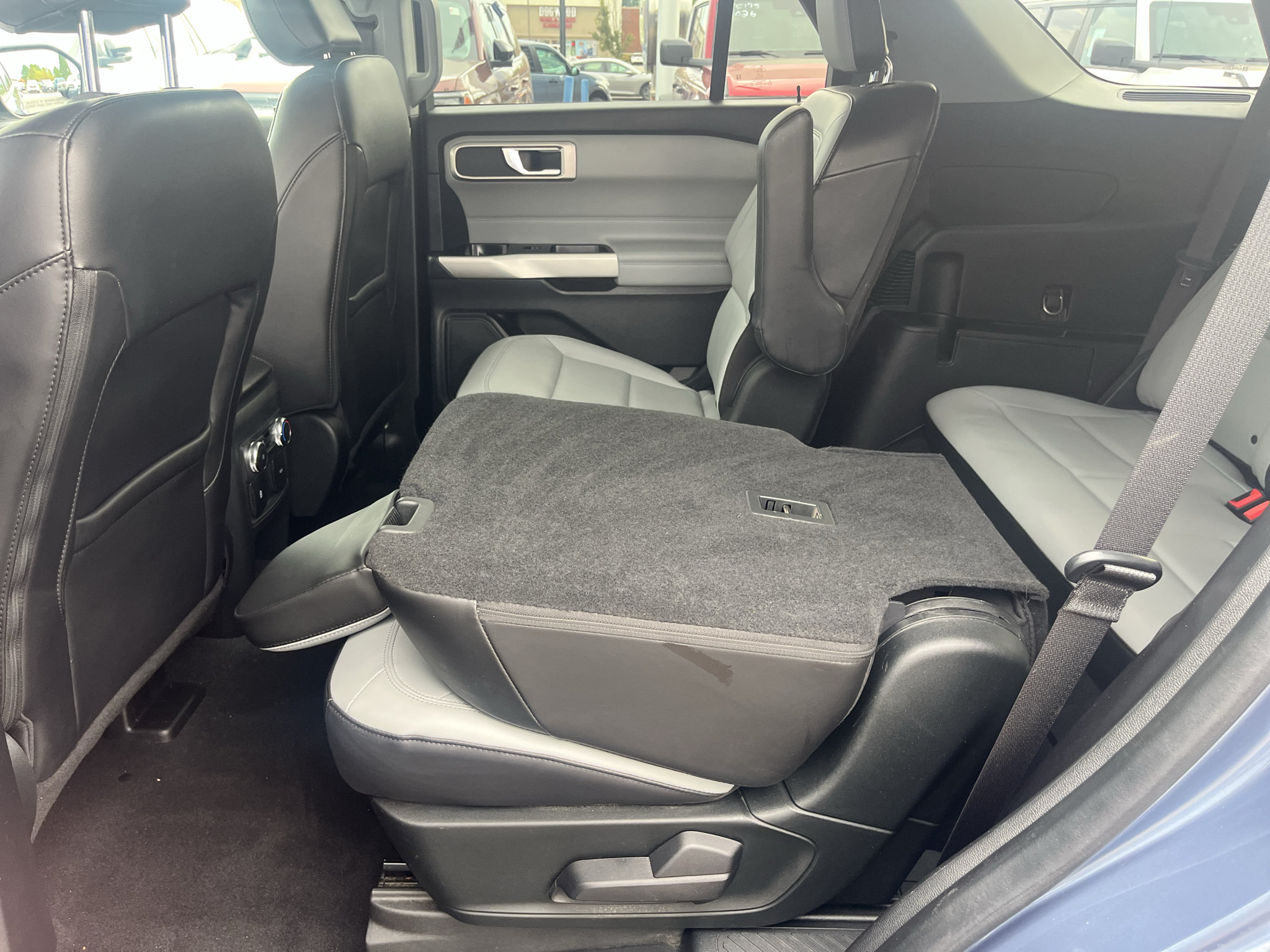 Used 2021 Ford Explorer XLT w/ Equipment Group 202A AWD/4WD image 25