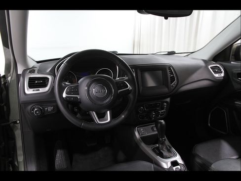 Used 2019 Jeep Compass Latitude FWD image 6