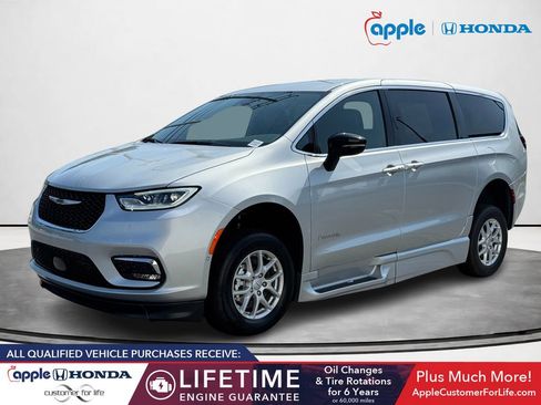 Used 2026 Chrysler Pacifica Select FWD image 5