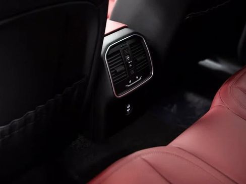 Certified 2025 Porsche Macan image 28