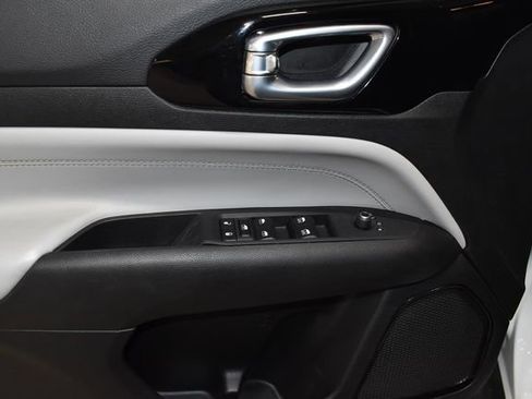 Certified 2023 Jeep Compass Limited image 28