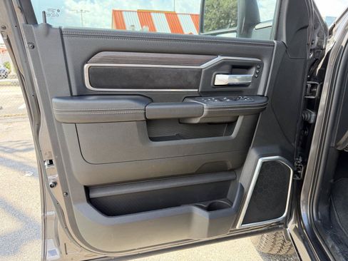 Used 2025 RAM 2500 Laramie AWD/4WD image 12