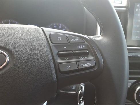 Used 2022 Hyundai Venue SEL image 23