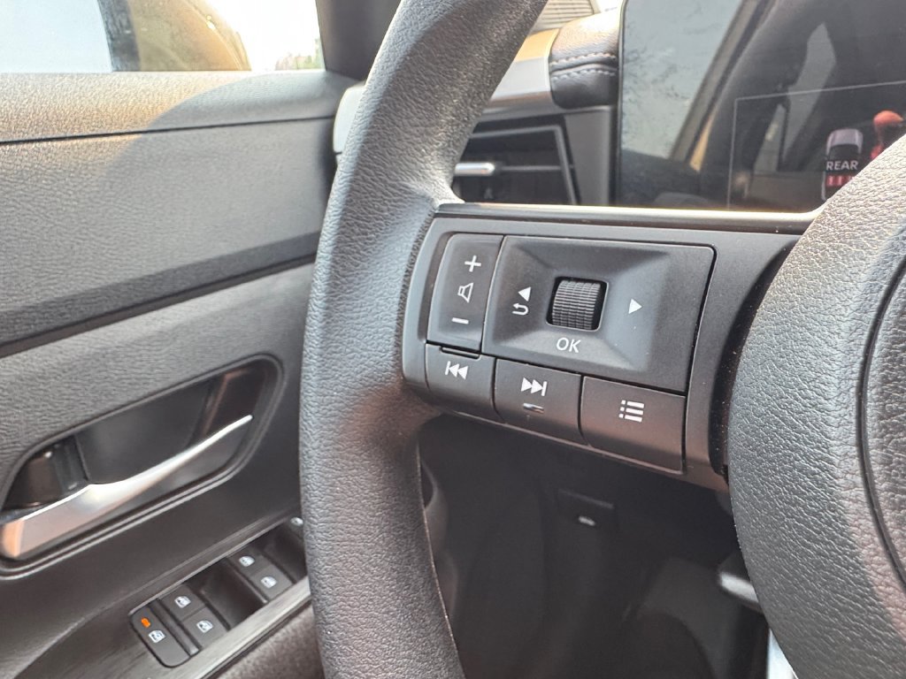 Used 2025 Nissan Kicks SV AWD/4WD image 31