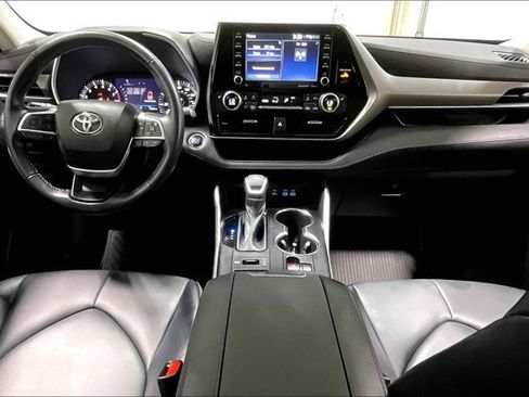 Used 2022 Toyota Highlander XLE AWD/4WD image 15