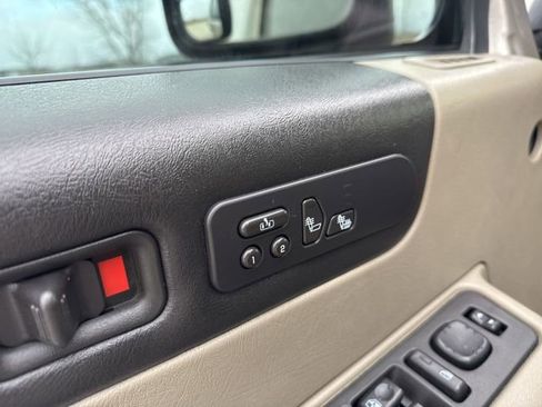 Used 2004 HUMMER H2 w/ Preferred Equipment Group image 28