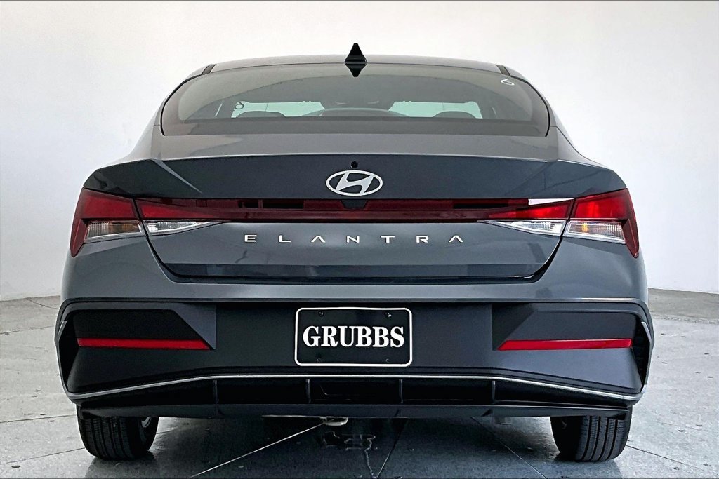 Used 2026 Hyundai Elantra SE FWD image 5