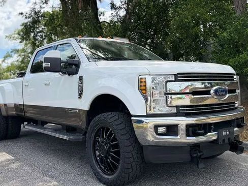 Used 2019 Ford F350 Lariat w/ Lariat Value Package AWD/4WD image 3