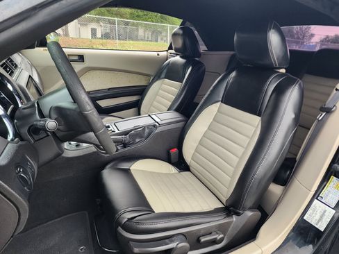 Used 2010 Ford Mustang Convertible RWD image 17